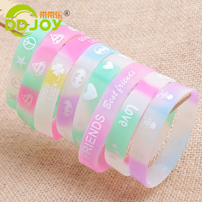 Des bracelets en caoutchouc défoncé et étanche pour les événements sont fabriqués à partir de silicium