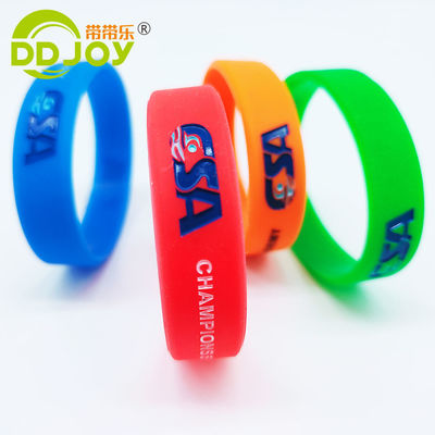 Des bracelets en caoutchouc défoncé et étanche pour les événements sont fabriqués à partir de silicium
