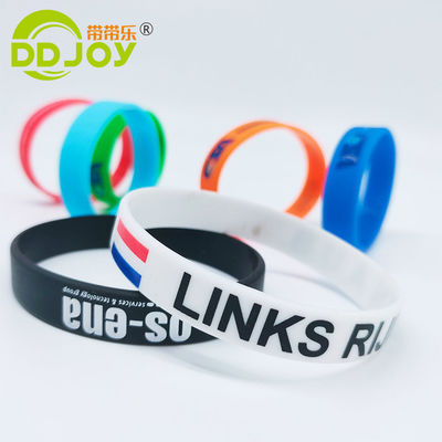 Des bracelets en caoutchouc défoncé et étanche pour les événements sont fabriqués à partir de silicium