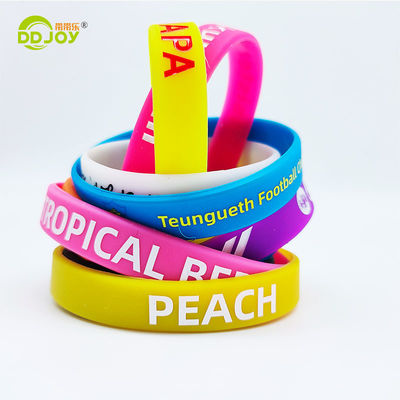 Des bracelets en caoutchouc défoncé et étanche pour les événements sont fabriqués à partir de silicium
