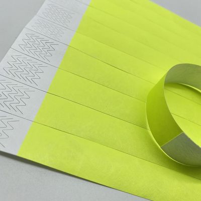 Un bracelet Tyvek à fermeture adhésive solide aux couleurs néon pour une identification imperméable