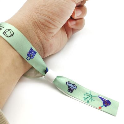 Des bracelets tissés en tissu de festival personnalisables avec un design réglable et des illustrations personnalisées