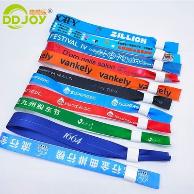 Des bracelets de tissu brodés idéaux pour les événements, les festivals, les parcs, les fêtes et les clubs