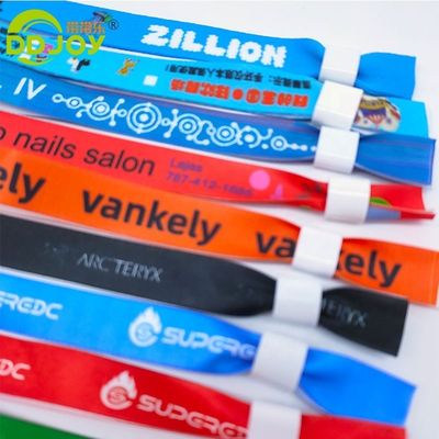 Des bracelets de tissu brodés idéaux pour les événements, les festivals, les parcs, les fêtes et les clubs