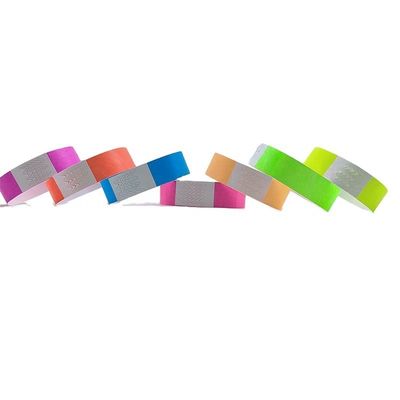Faites une déclaration lors des festivals avec notre bracelet Tyvek en papier néon de différentes couleurs