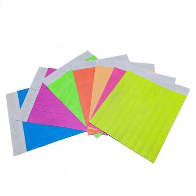 Faites une déclaration lors des festivals avec notre bracelet Tyvek en papier néon de différentes couleurs
