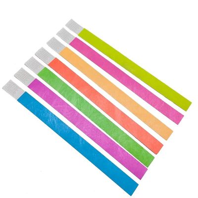 Faites une déclaration lors des festivals avec notre bracelet Tyvek en papier néon de différentes couleurs