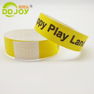 Des bracelets en papier d'identification sécurisés et étanches pour les fournisseurs invités