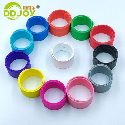 Couleur personnalisée Stock personnalisé Bracelet personnalisé en vrac Bracelet en silicone snap
