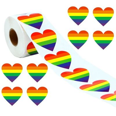 Cadeau artisanal de 1,5 pouce 500 pièces par rouleau en forme de cœur rayé Amour Gay Pride Rainbow Heart Sticker Ruban