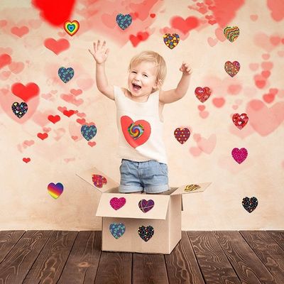 Cadeau artisanal de 1,5 pouce 500 pièces par rouleau en forme de cœur rayé Amour Gay Pride Rainbow Heart Sticker Ruban