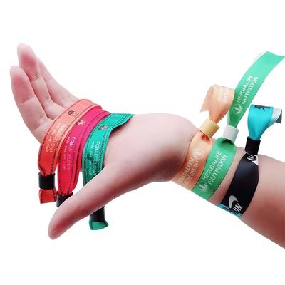 Des bracelets RFID personnalisés en tissu satiné en polyester pour l'entrée d'événements et de festivals