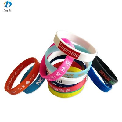 Jeux en plastique Matériau principal Logo personnalisé Bracelet en caoutchouc pour votre entreprise