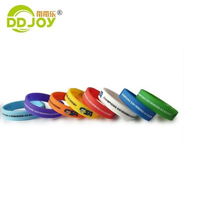 Matériau de silicium Logo personnalisé Bracelet en plastique pour les organisations à but non lucratif