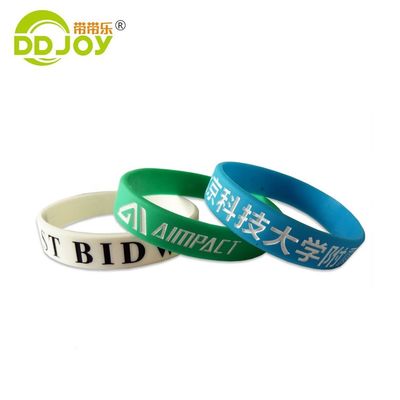 Matériau de silicium Logo personnalisé Bracelet en plastique pour les organisations à but non lucratif