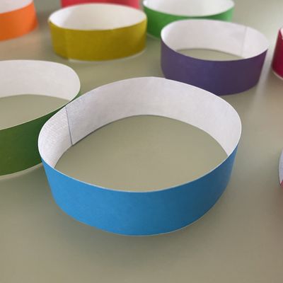 Identification papier Tyvek Bracelets Logo personnalisé et code à barres pour l'identification