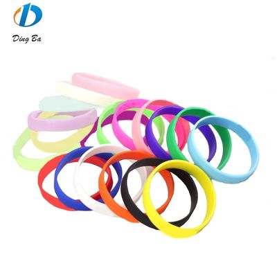 Bracelet en silicone personnalisé en forme de dessin animé parfait pour un look décontracté et sportif