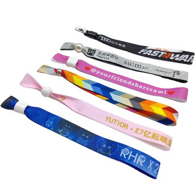 Des bracelets en tissu tissé sur mesure pour les événements