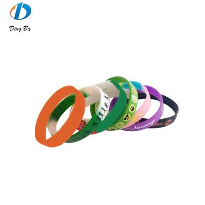 Bracelet en silicone personnalisé en forme de dessin animé parfait pour un look décontracté et sportif
