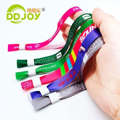 Des bracelets en tissu tissé sur mesure pour les événements
