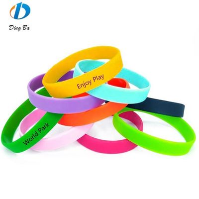 Bracelet en silicone personnalisé en forme de dessin animé parfait pour un look décontracté et sportif