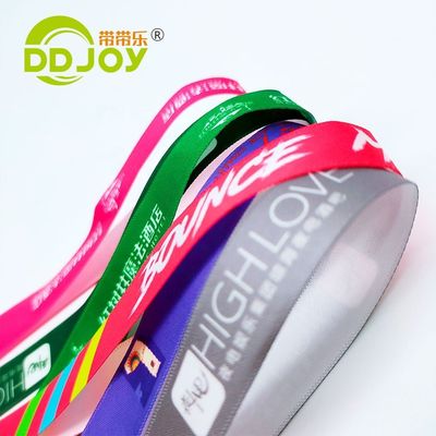 Des bracelets en tissu tissé sur mesure pour les événements