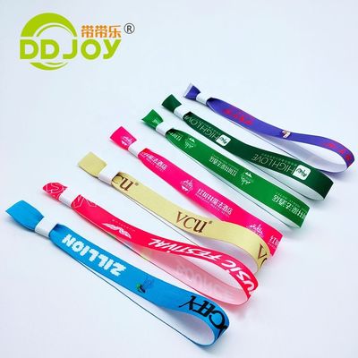 Des bracelets en tissu tissé sur mesure pour les événements