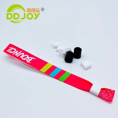 Des bracelets en tissu tissé sur mesure pour les événements