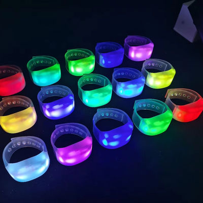 Des bracelets en plastique lumineux pour tous les besoins de votre fête brillent dans l'obscurité et durent