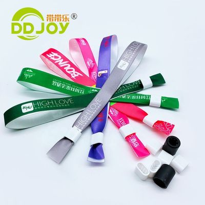 Sexe Femmes Bracelets en tissu en ruban tissé en rouge avec verrouillage à glissière en plastique personnalisé