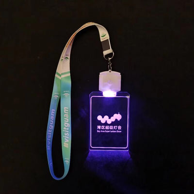 Des bracelets en plastique lumineux pour tous les besoins de votre fête brillent dans l'obscurité et durent