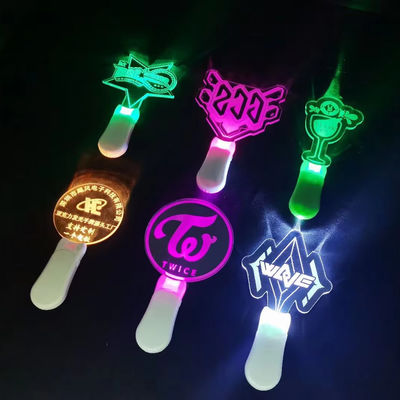 Des bracelets en plastique lumineux pour tous les besoins de votre fête brillent dans l'obscurité et durent