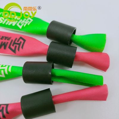 Sexe Femmes Bracelets en tissu en ruban tissé en rouge avec verrouillage à glissière en plastique personnalisé
