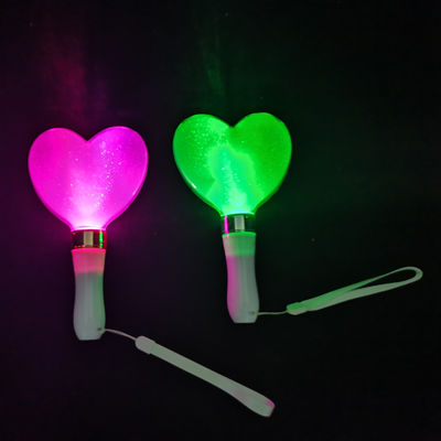 Des bracelets en plastique lumineux pour tous les besoins de votre fête brillent dans l'obscurité et durent