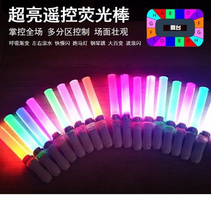 Des bracelets en plastique lumineux pour tous les besoins de votre fête brillent dans l'obscurité et durent