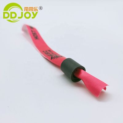 Sexe Femmes Bracelets en tissu en ruban tissé en rouge avec verrouillage à glissière en plastique personnalisé