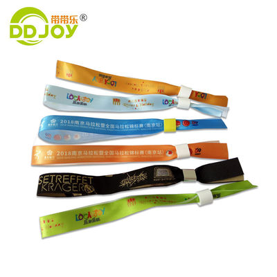 Bracelet en tissu polyester personnalisé coloré pour des scénarios d'utilisation illimités