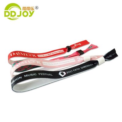 Scénarios d'utilisation Des bracelets en tissu satiné personnalisés pour les événements Fêtes Fêtes et plus encore