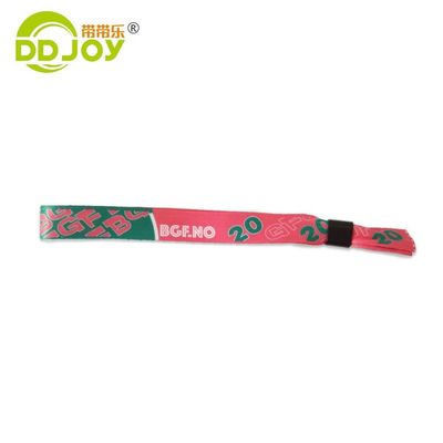 Scénarios d'utilisation Des bracelets en tissu satiné personnalisés pour les événements Fêtes Fêtes et plus encore
