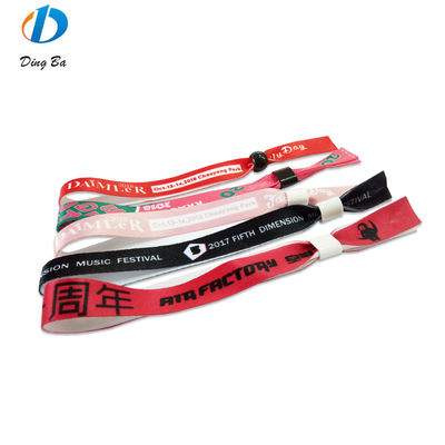 Des bracelets RFID avec tissu satiné et impression de texte de logo