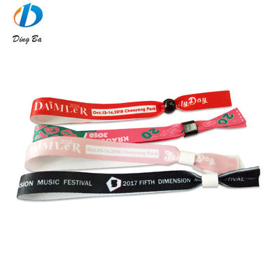 Des bracelets RFID avec tissu satiné et impression de texte de logo