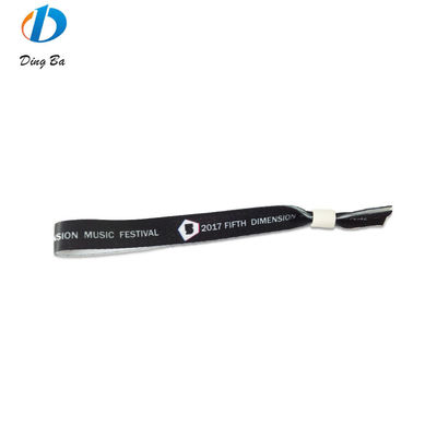 Des bracelets RFID avec tissu satiné et impression de texte de logo