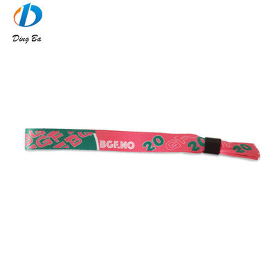 Des bracelets RFID avec tissu satiné et impression de texte de logo