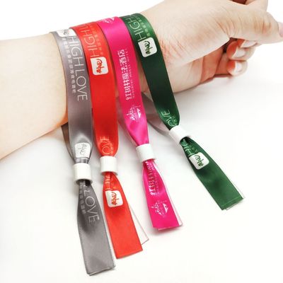 Ajoutez une touche de charme à votre festival avec des serrures personnalisées inspirantes et des bracelets