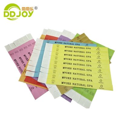 Des bracelets en papier de 3/4 pouces personnalisés en couleur solide pour l' admission au club VIP lors d' événements