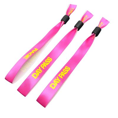 Des bracelets RFID imprimés sur mesure en tissu satiné pour l'identification des événements et des festivals