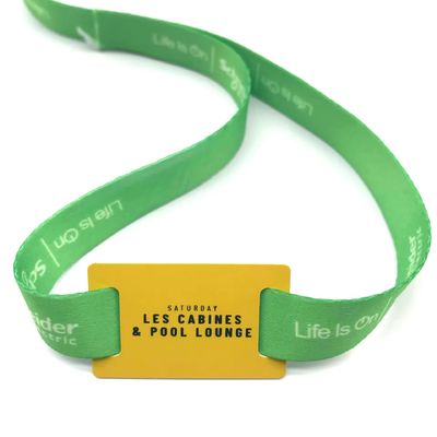 Des bracelets RFID imprimés sur mesure en tissu satiné pour l'identification des événements et des festivals