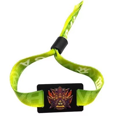 Des bracelets RFID imprimés sur mesure en tissu satiné pour l'identification des événements et des festivals