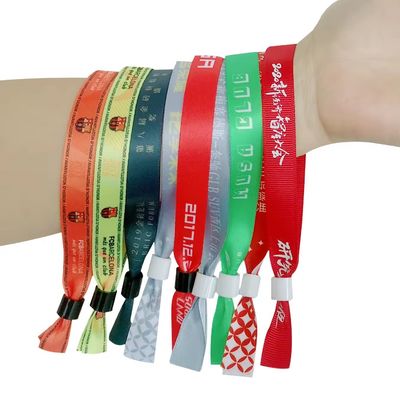 Des bracelets RFID imprimés sur mesure en tissu satiné pour l'identification des événements et des festivals