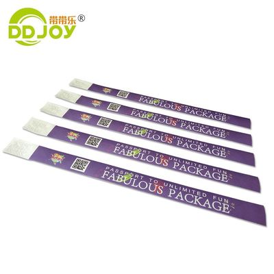 Des bracelets en papier Tyvek résistant à l'eau et adhésif pour événements et fêtes